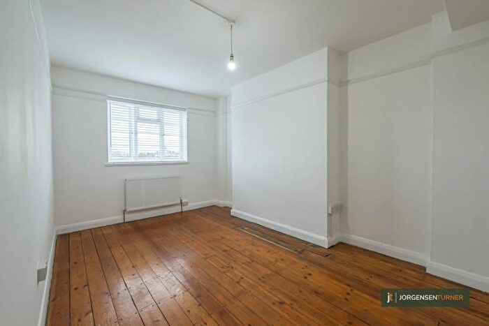 2 Bedroom Flat To Rent In Hanover Court, Shepherds Bush, W12