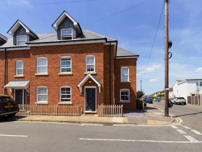 3 Bedroom End Of Terrace House To Rent In Laburnum Road, Chertsey, Surrey, KT16