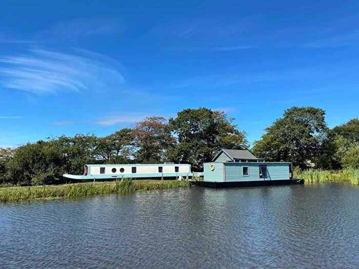 2 Bedroom Houseboat To Rent In Blagdon Water, Holsworthy, EX22