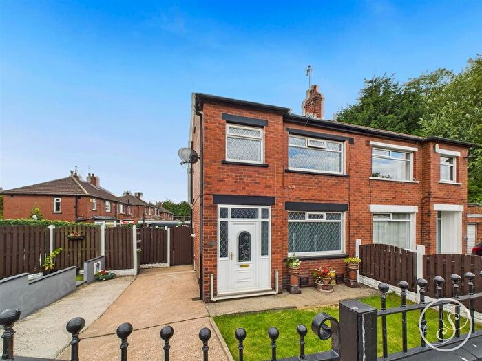 4 Bedroom Semi-detached House For Sale In Dunhill Rise, Leeds, LS9