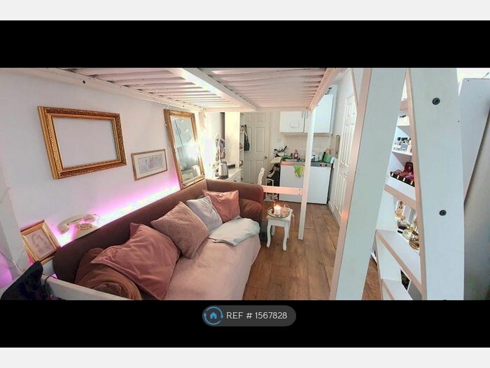 Studio To Rent In Pemberton Road, London, N4