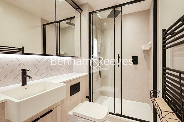 2 Bedroom Flat To Rent In Cedrus Avenue, Southall, UB1