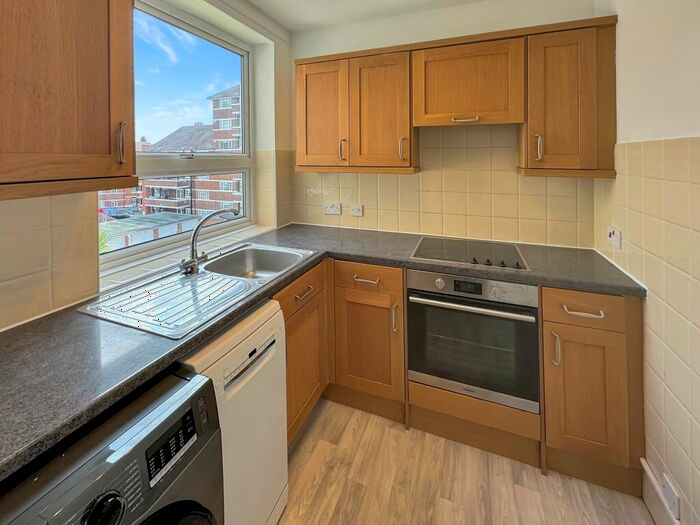 1 Bedroom Flat To Rent In Derby Road, Sheen Parkside, SW14