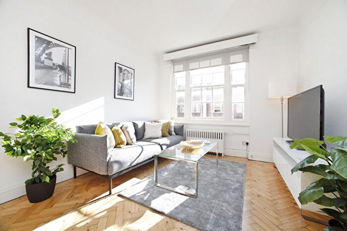 2 Bedroom Flat To Rent In Queensway, London, W2