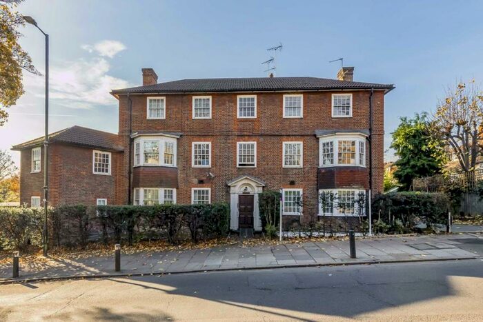 3 Bedroom Flat To Rent In Holly Bank, London, N10