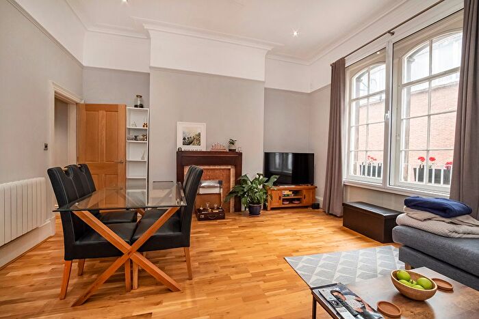 2 Bedroom Town House To Rent In Market Street, York, YO1