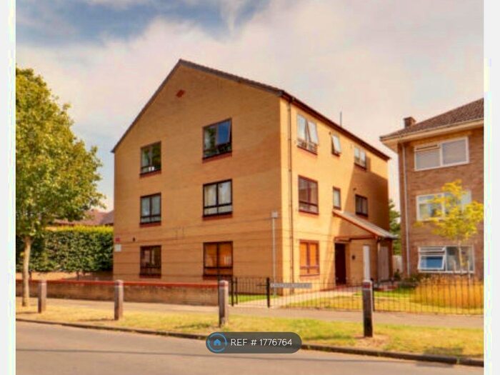 3 Bedroom Flat To Rent In Carlton Court, Cambridge, CB4