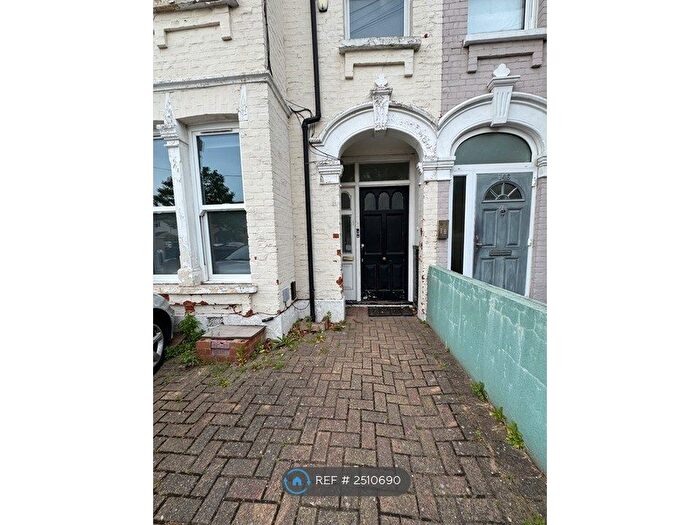 3 Bedroom Flat To Rent In Church Lane, London, SW17