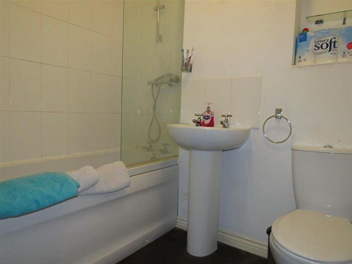 2 Bedroom Detached House To Rent In Valerian Way, Stotfold, Hitchin, SG5