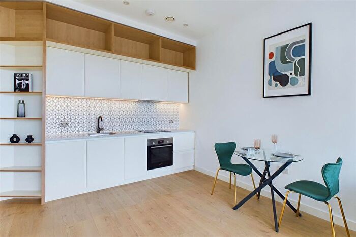 1 Bedroom Flat To Rent In Great West Road, Brentford, TW8