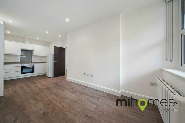 2 Bedroom Apartment To Rent In Key Point, Potters Bar, EN6