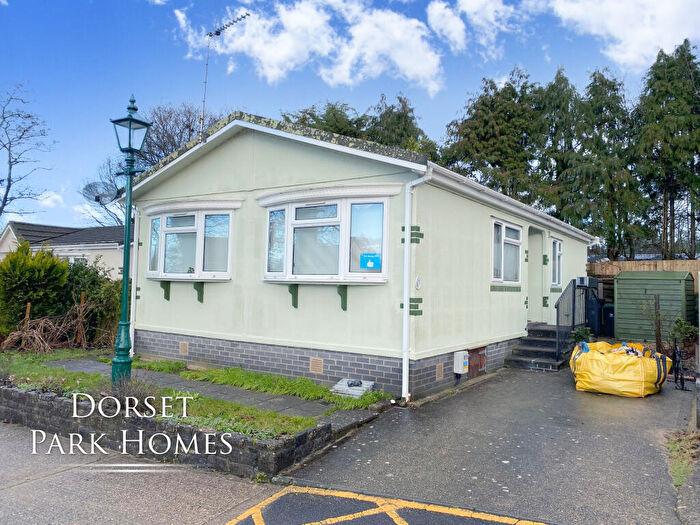 Park Home For Sale In North Drive, Oaktree Park, St Leonards, BH24