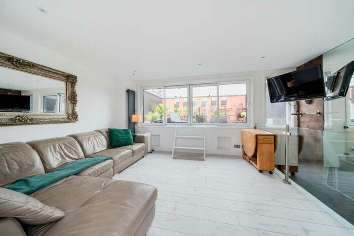 2 Bedroom Apartment To Rent In Hanley Road, N4