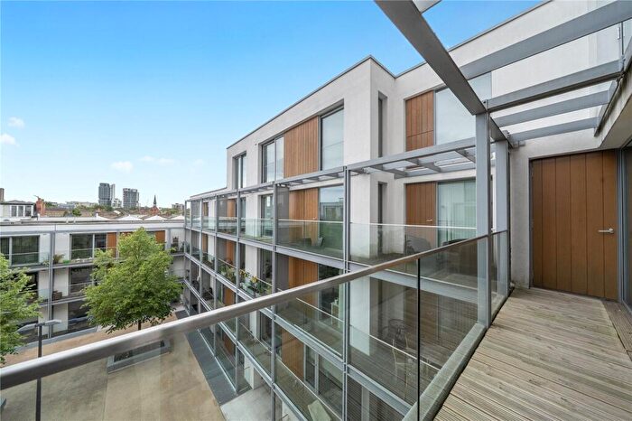 1 Bedroom Apartment For Sale In Highbury Stadium Square, London, N5