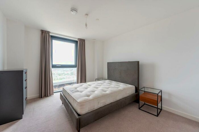 3 Bedroom Flat To Rent In Sutton Plaza, Sutton, SM1