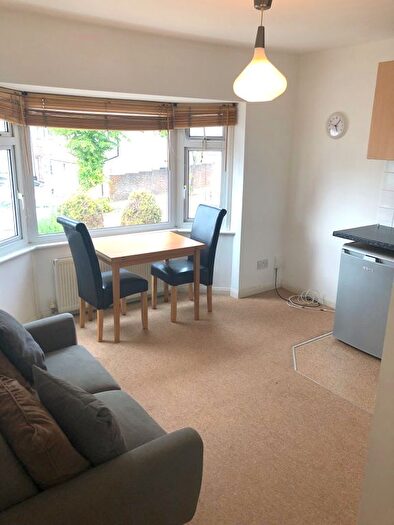 1 Bedroom Flat To Rent In Selborne Gardens, London, NW4