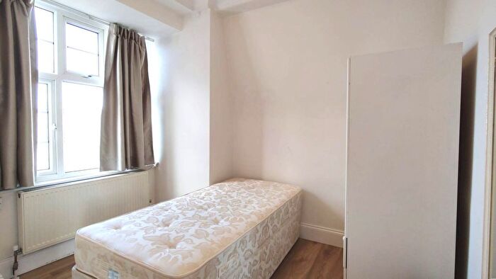 2 Bedroom Flat To Rent In College Crescent, London, NW3