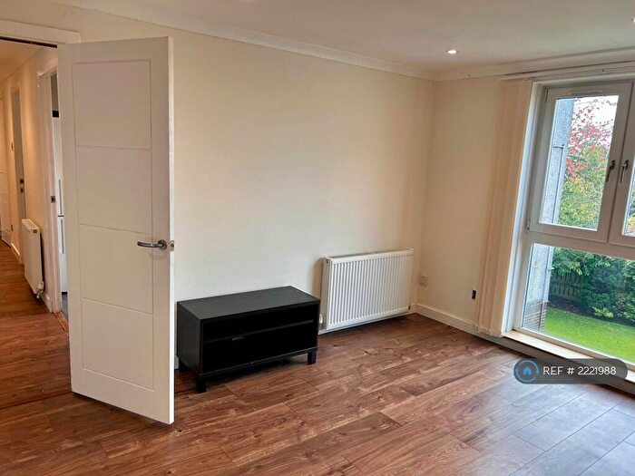 3 Bedroom Flat To Rent In Craigmount Hill, Edinburgh, EH4