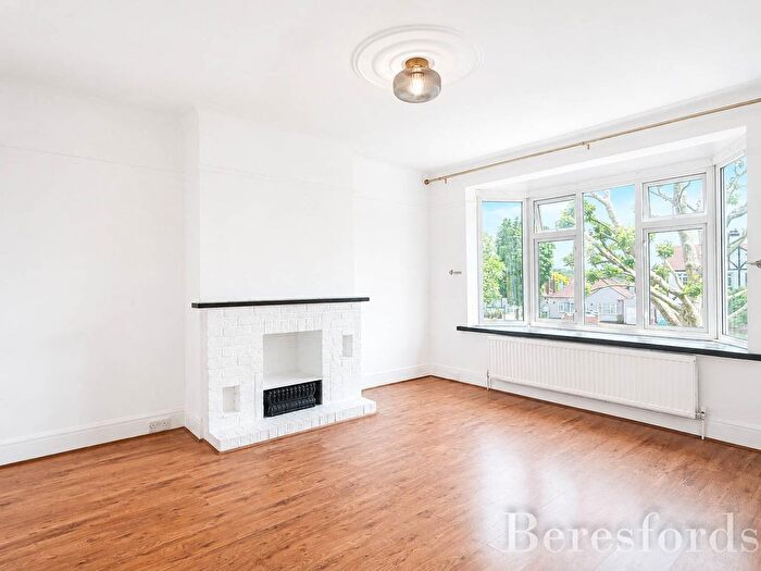 2 Bedroom Flat For Sale In Wingletye Lane, Hornchurch, RM11