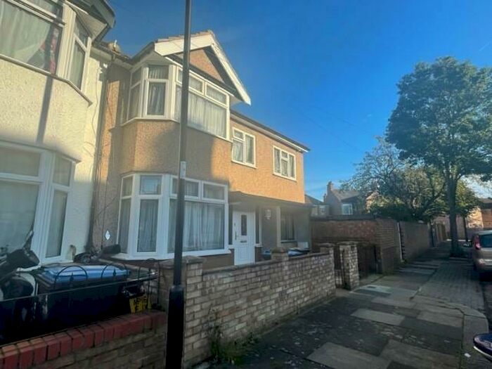 Studio To Rent In Salmons Road, Edmonton, London, N9