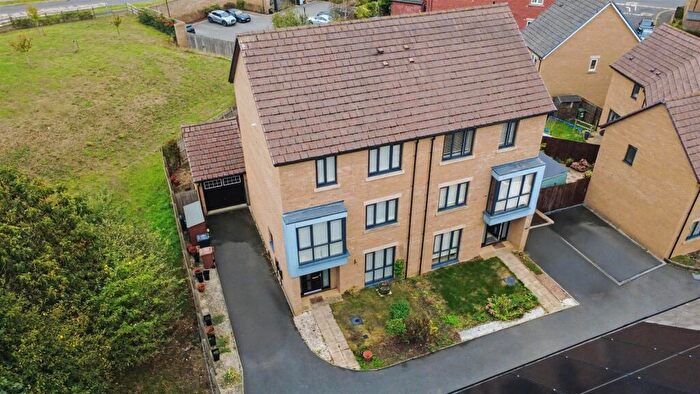 4 Bedroom Semi-Detached House For Sale In Kesteven Way, Little Stanion, NN18