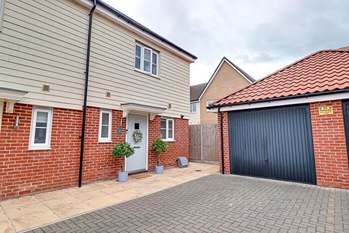 2 Bedroom Semi-Detached House For Sale In Alice Gardens, Rochford, SS4