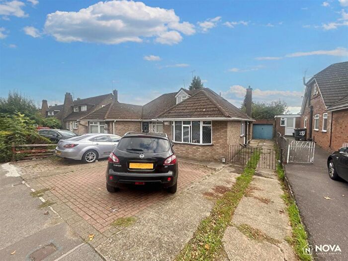 4 Bedroom Semi-Detached Bungalow For Sale In Poynters Road, Dunstable, LU5