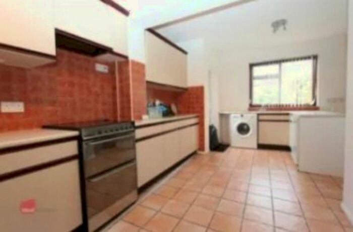 3 Bedroom Semi-Detached House To Rent In Mendip Road, Ilford, IG2