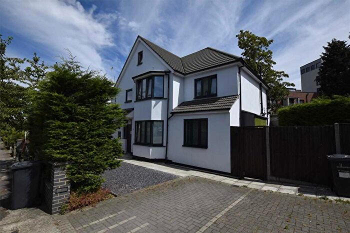 2 Bedroom Apartment To Rent In Llanvanor Road, London, NW2