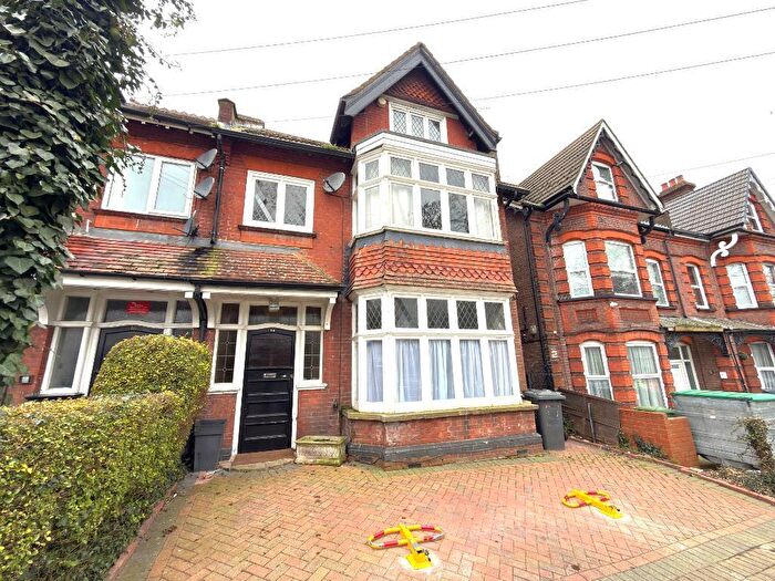 4 Bedroom Semi Detached House For Sale In Brantwood Road, Dallow, Luton, Bedfordshire, LU1