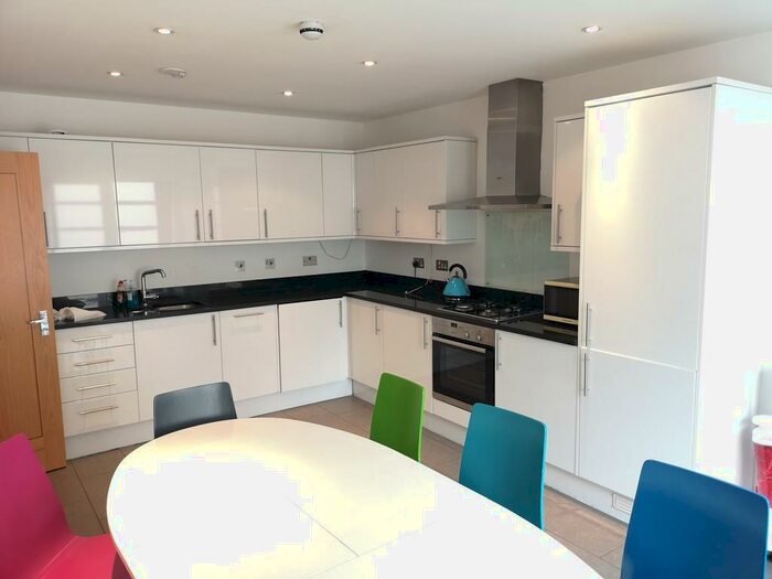 2 Bedroom Ground Flat To Rent In Corona Court, Ashley Lane, Hendon, NW4