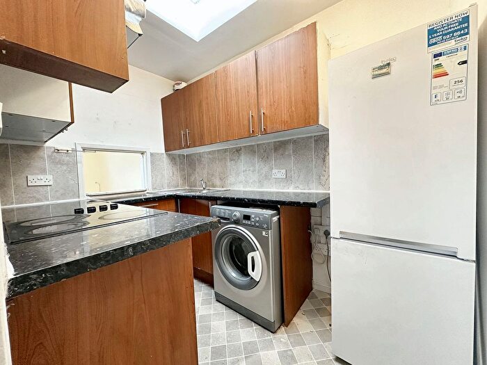 1 Bedroom Flat To Rent In Kingshill Avenue, Hayes, UB4