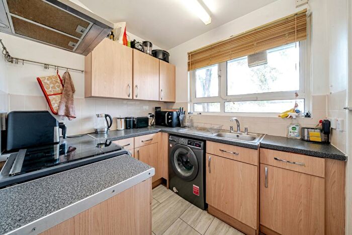 2 Bedroom Flat For Sale In Heather Close, London, SW8