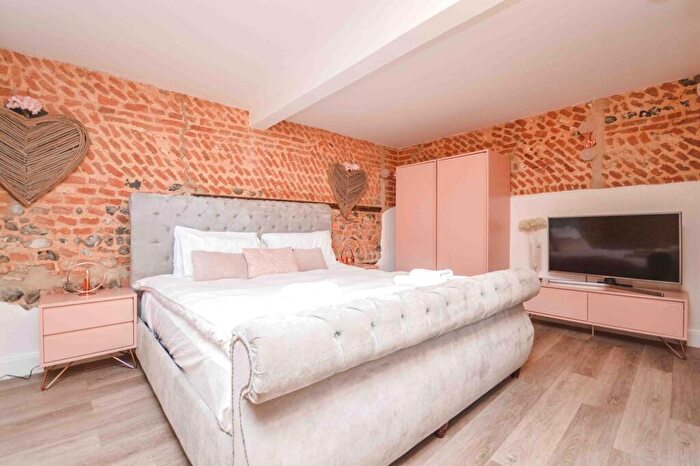2 Bedroom Barn Conversion To Rent In Roughton, NR11