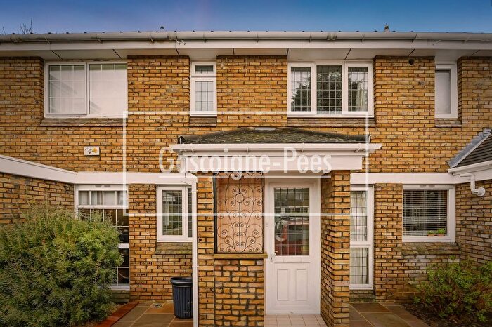 2 Bedroom Property To Rent In Pettiward Close, London, SW15