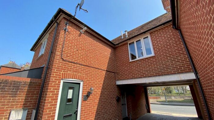 2 Bedroom Flat To Rent In North Lane, Canterbury, CT2