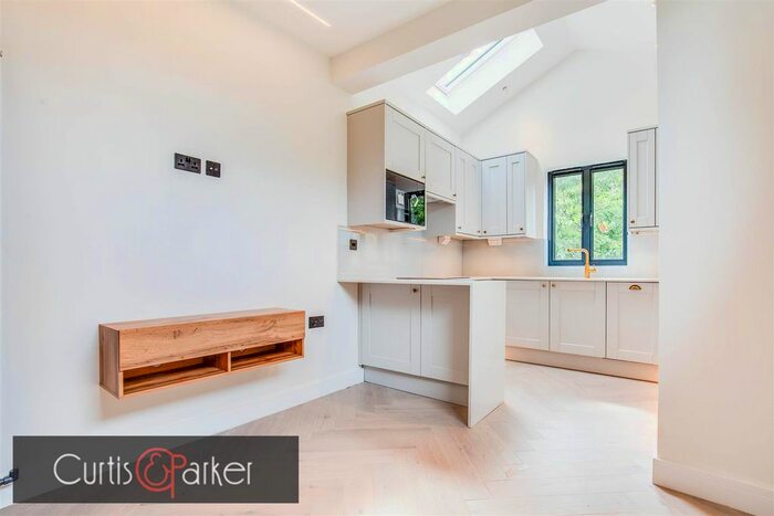3 Bedroom Flat To Rent In Upham Park Road, Chiswick, W4