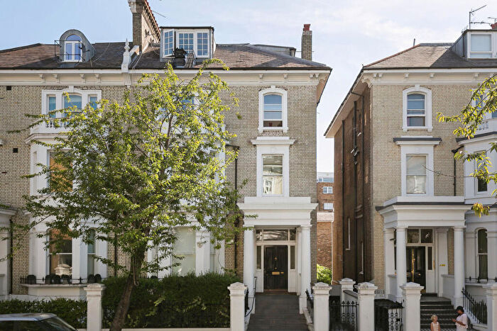 2 Bedroom Flat To Rent In Redcliffe Gardens, London, SW10