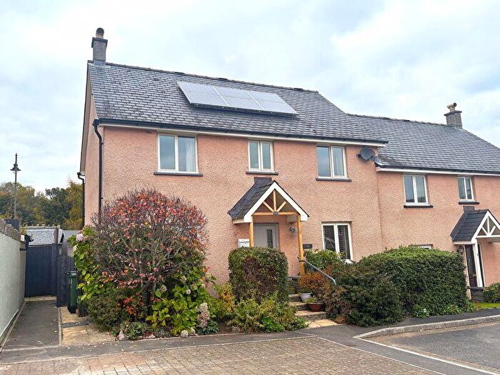4 Bedroom Semi-Detached House For Sale In Canal Close, Llangattock, NP8