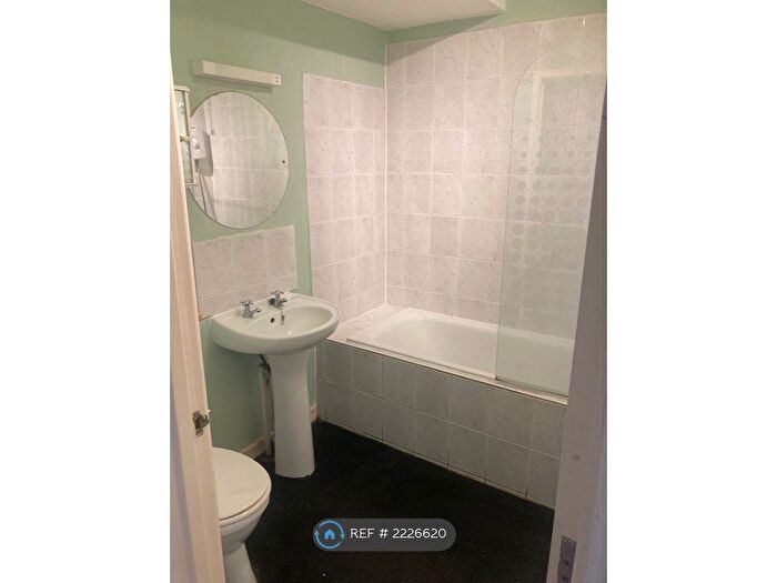 2 Bedroom Flat To Rent In Soundwell Road, Bristol, BS16