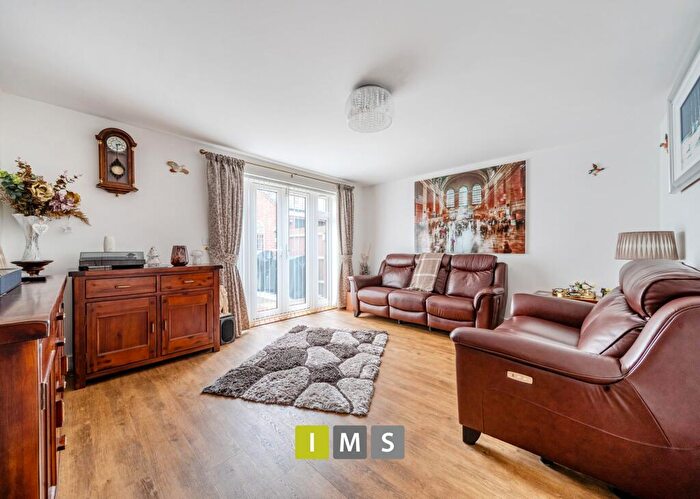 4 Bedroom Detached House For Sale In Maunde Close, Chesterton, OX26