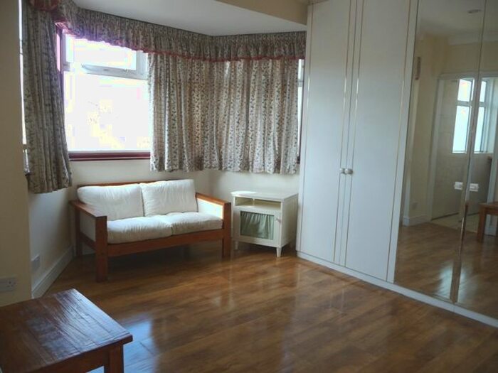 Studio To Rent In Dehar Crescent, Hendon NW9