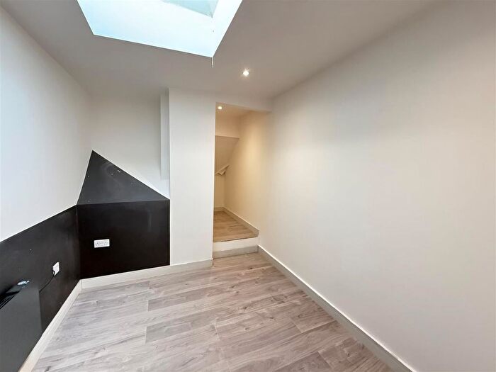 2 Bedroom Flat To Rent In Two Bedroom- Black Lake, West Bromwich, B70