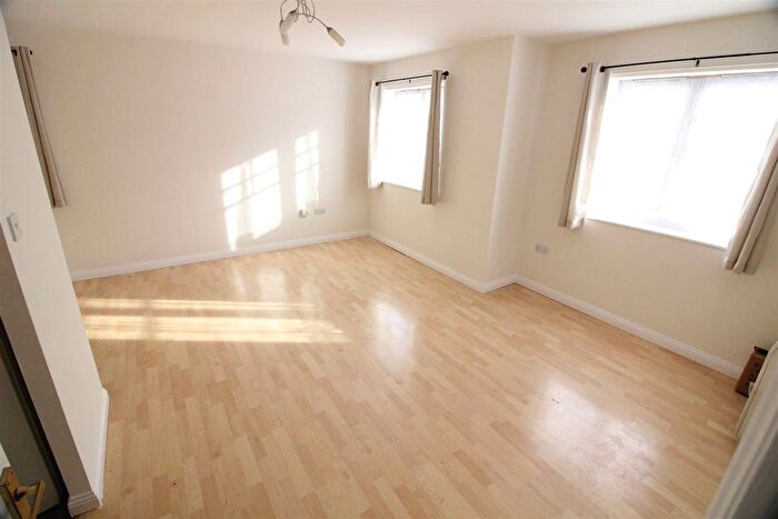 2 Bedroom Property To Rent In Warwick Road, West Drayton, UB7