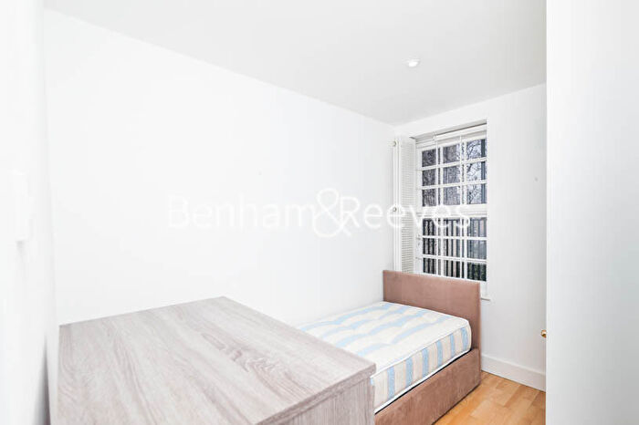 2 Bedroom Apartment To Rent In Newell Street, Canary Wharf, E14