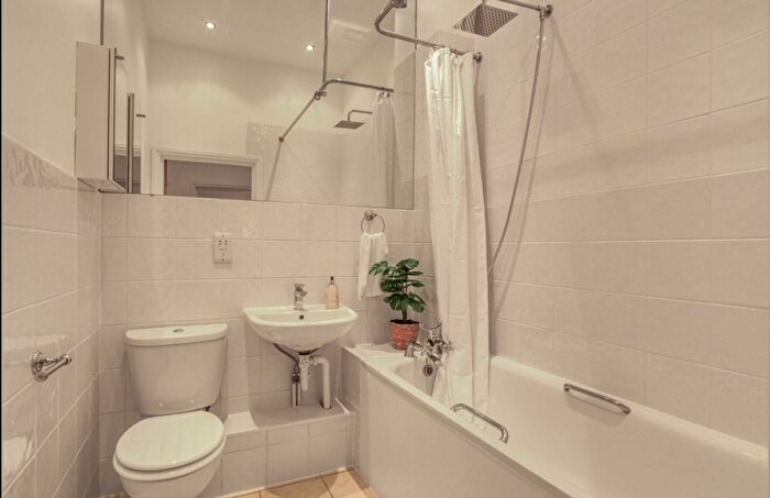 Studio For Sale In Park Road, London, N14