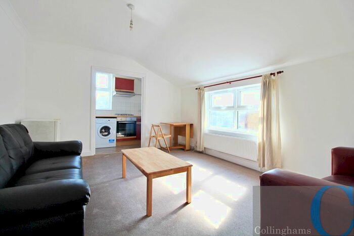 3 Bedroom Flat To Rent In Tooting Bec Road, Tooting, SW17