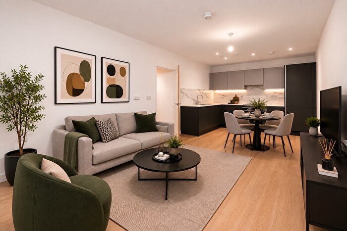2 Bedroom Flat To Rent In Farine Avenue, Hayes, UB3