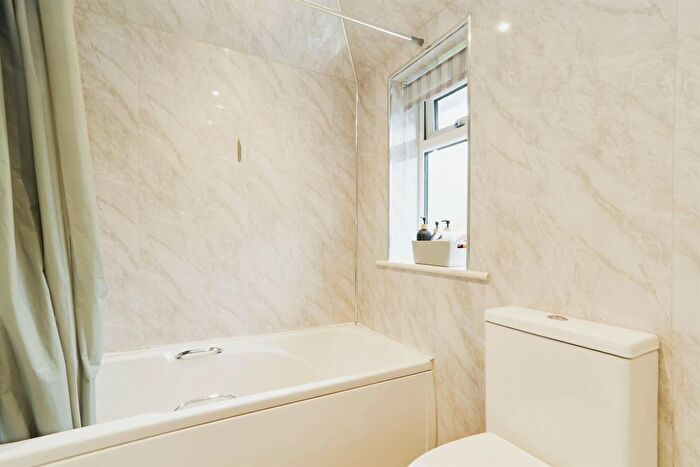 3 Bedroom Semi-Detached House For Sale In Wykebeck Valley Road, Leeds, LS9