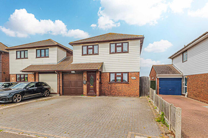 4 Bedroom Link Detached House For Sale In Seaview Drive, Southend-on-sea, SS3